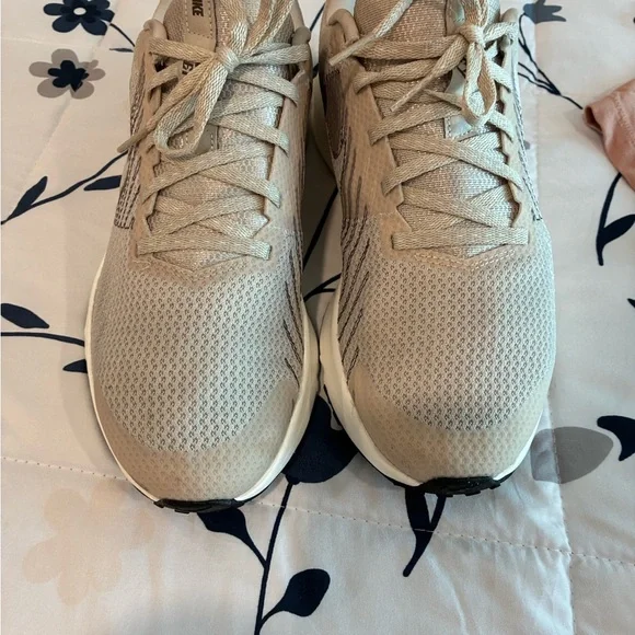 Women's Nike Run Defy running shoes with Nike shirt - Picture 2 of 8